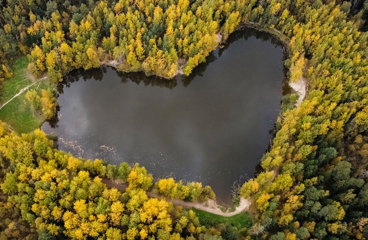 Jezioro w kształcie serca to najpiękniejszy obraz tej jesieni