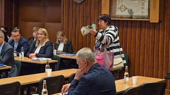 Zakopane: Mieszkanka w rozpaczy pokazała radnym spleśniały chleb