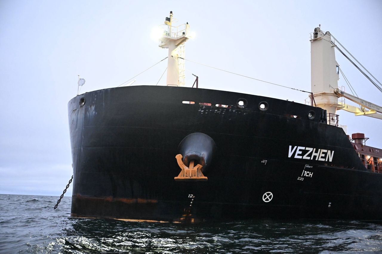 The photos show that the Vezhen ship has a damaged anchor.