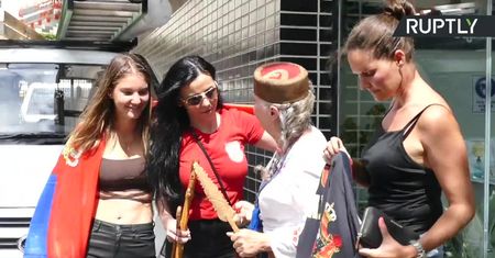 Fani Djokovicia protestują w Australii. Niezaszczepiony tenisista czeka na decyzję sądu