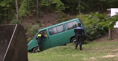 Pojechał na grzyby. Jego auto stoczyło się do jeziora.