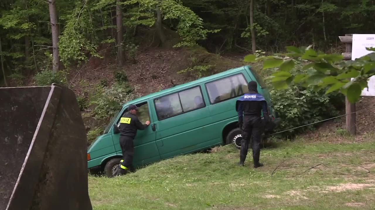 Pojechał na grzyby. Jego auto stoczyło się do jeziora.