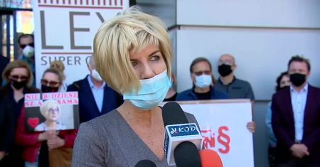 “To są praktyki rodem z carskiej Rosji”. Demonstracja poparcia dla prezes stowarzyszenia Lex Super Omnia