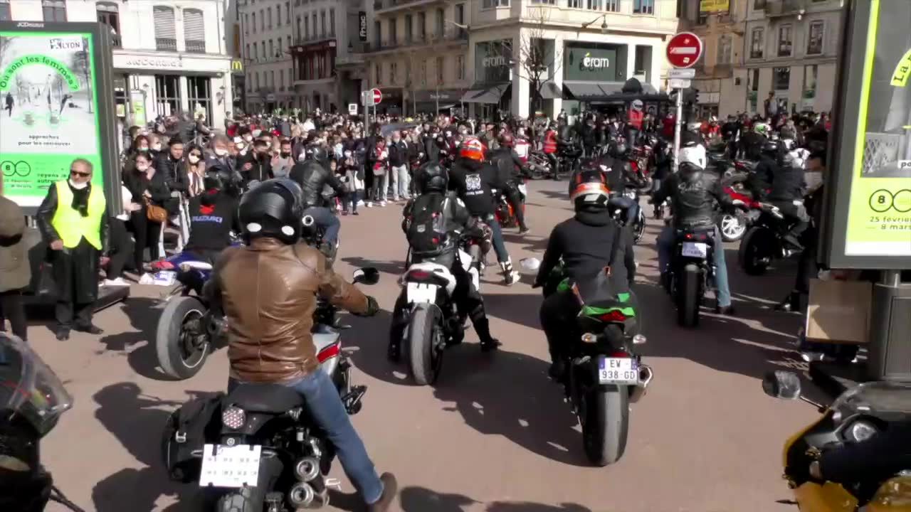 Protest motocyklistów we Francji przeciw zmianom w przepisach ruchu drogowego