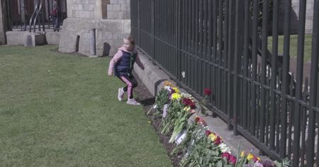 Kwiaty pod zamkiem w Windsorze. Brytyjczycy składają hołd księciu Filipowi przed sobotnim pogrzebem.