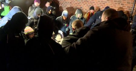 Blokowali wyjazd Jarosława Kaczyńskiego z Wawelu. Policja chce ukarania 11 osób.