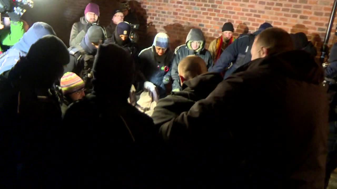 Blokowali wyjazd Jarosława Kaczyńskiego z Wawelu. Policja chce ukarania 11 osób.