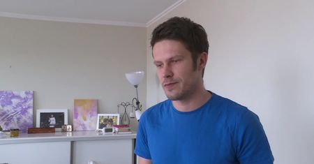 Policyjne najście na mieszkanie dziennikarza “GW”. Zabrali m. in. służbowy laptop, bez formalnego nakazu
