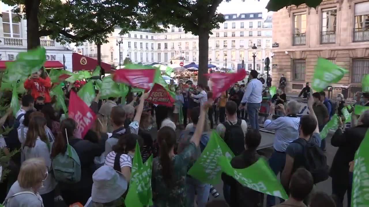 Przeciwnicy dostępu samotnych kobiet i lesbijek do procedury in-vitro protestowali w Paryżu.