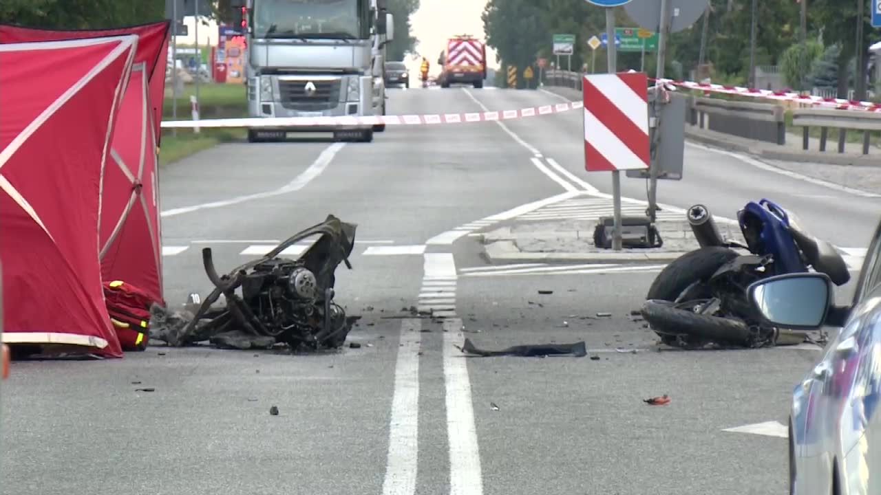 Samochód spłonął po zderzeniu z motocyklem. Nie żyją trzy osoby, w tym kobieta z dzieckiem