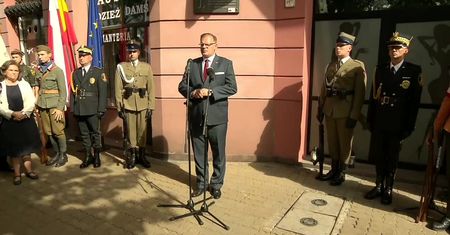 Obchody rocznicy Powstania Warszawskiego przed tablicą upamiętniającą podpisanie rozkazu do rozpoczęcia zrywu.