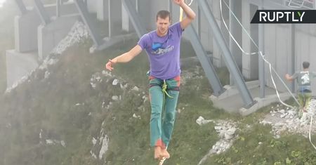 Akrobacje nad 450-metrową przepaścią. Zawody linoskoczków w Szwajcarii.