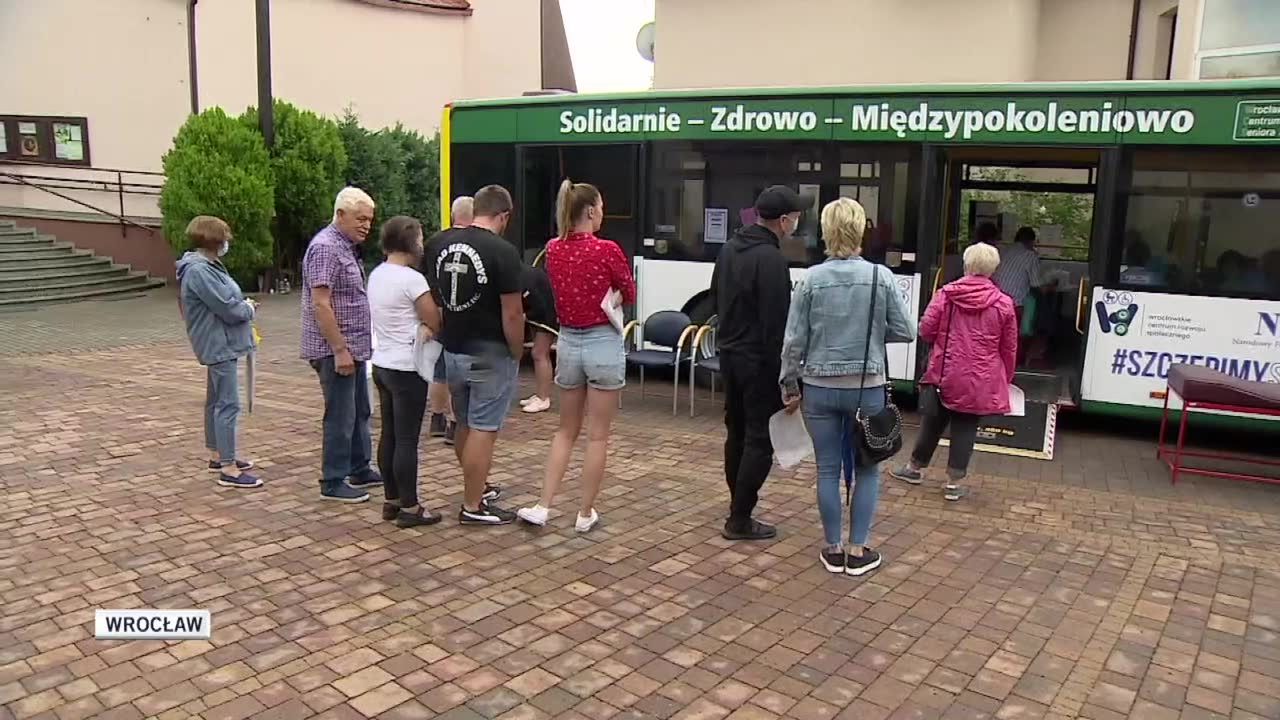 “Szybko, wygodnie, dlatego chcemy skorzystać”. Coraz większe zainteresowanie mobilnymi punktami szczepień