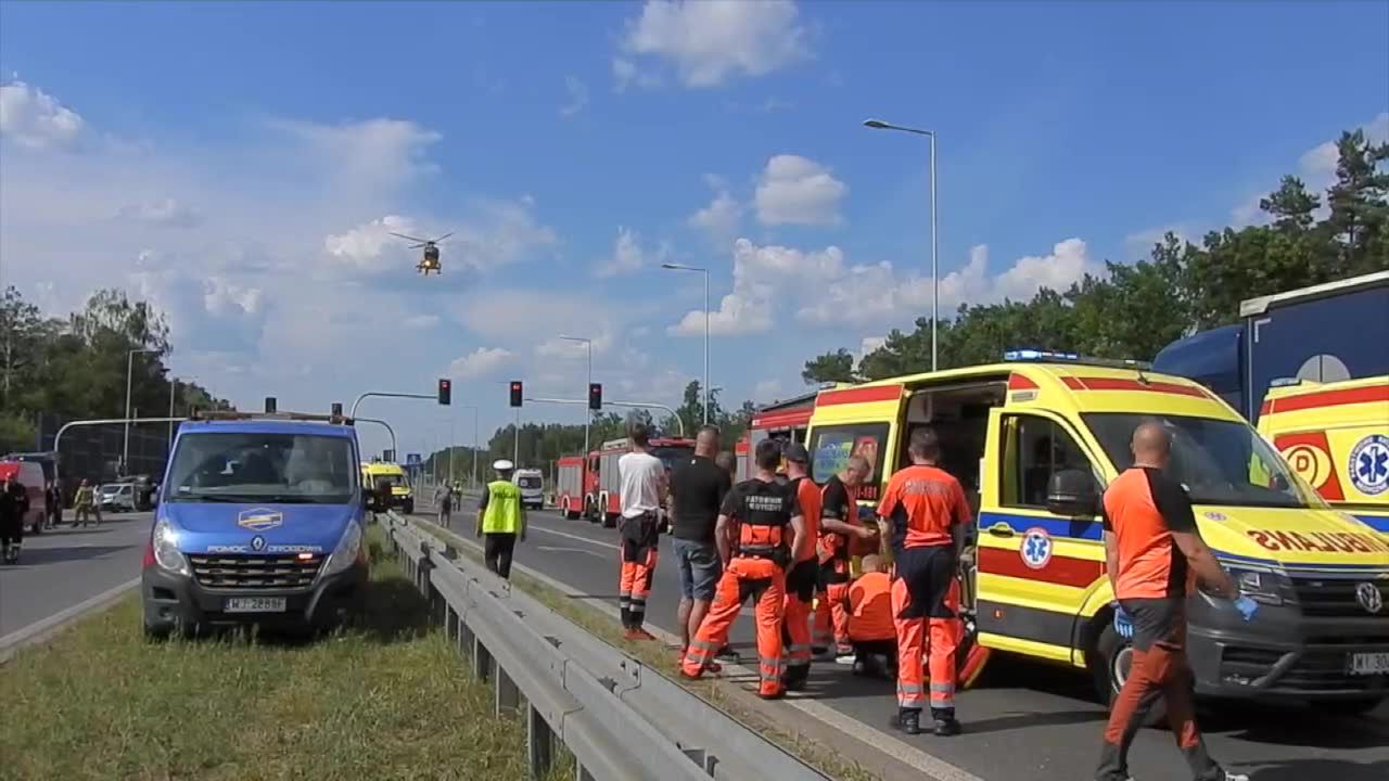 Zderzenie autobusu z ciężarówką pod Warszawą. Jedna osoba nie żyje, kilkoro jest rannych