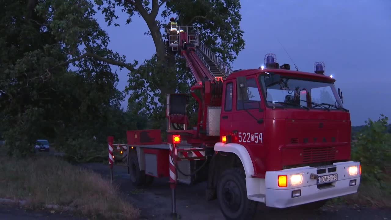 “Wyglądało to okropnie, jakby tornado”. Gwałtowne burze nad Polską