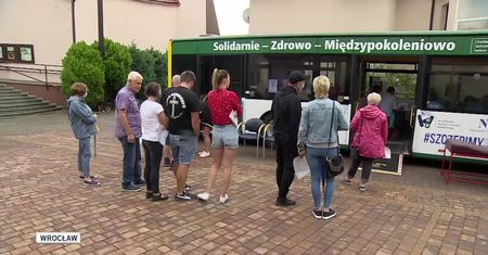 “Szybko, wygodnie, dlatego chcemy skorzystać”. Coraz większe zainteresowanie mobilnymi punktami szczepień