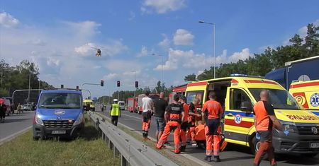 Zderzenie autobusu z ciężarówką pod Warszawą. Jedna osoba nie żyje, kilkoro jest rannych