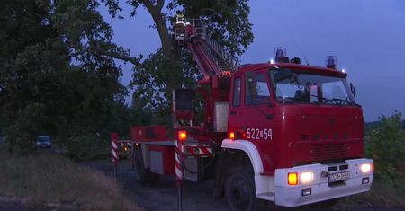 “Wyglądało to okropnie, jakby tornado”. Gwałtowne burze nad Polską