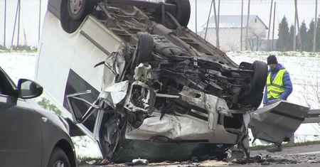 Śmiertelny wypadek.Czołowe zderzenie samochodu osobowego z dostawczym.