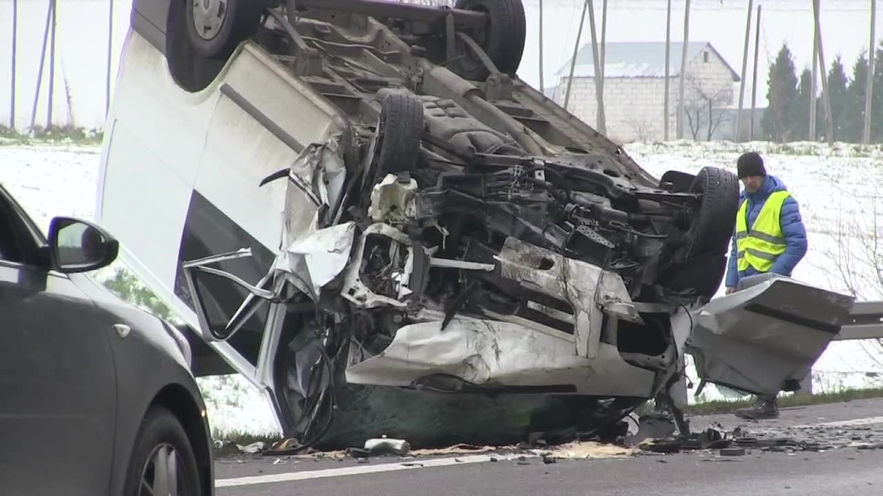 Śmiertelny wypadek.Czołowe zderzenie samochodu osobowego z dostawczym.