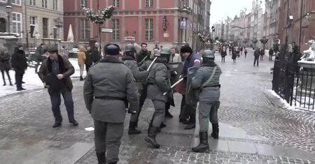Inscenizacja milicyjnej łapanki na ulicach Gdańska. 40. rocznica stanu wojennego.
