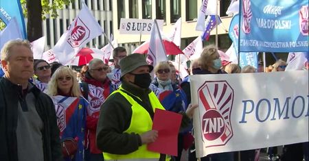 “Czarnek nie będzie nam pluł w twarz”. Protest nauczycieli przed ministerstwem