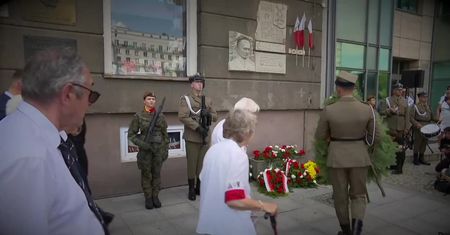 79 lat temu Polska flaga zawisła na PAST-ie: Hołd Bohaterom Powstania Warszawskiego