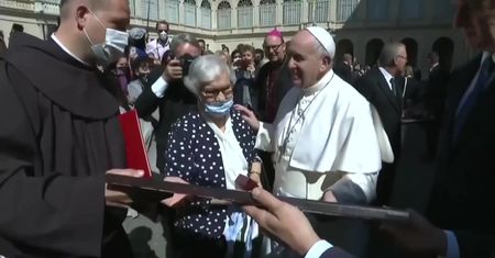 Papież Franciszek ucałował numer obozowy wytatuowany na ręce ocalałej z Holocaustu.