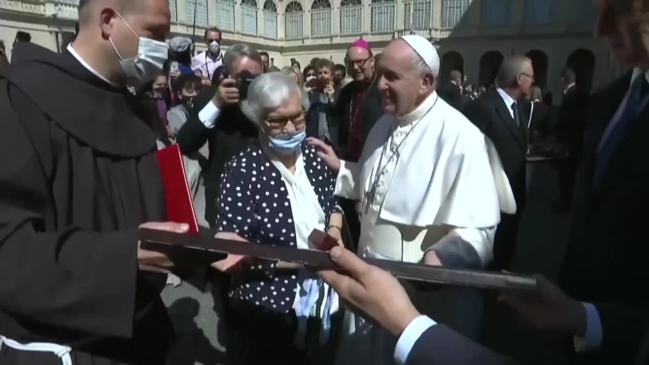 Papież Franciszek ucałował numer obozowy wytatuowany na ręce ocalałej z Holocaustu.