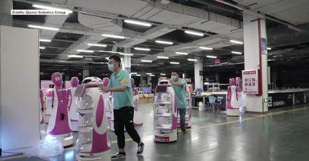 W Chinach roboty dostarczają jedzenie osobom, które przebywają na kwarantannie.