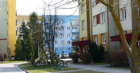 Ciało 78-latki przed blokiem. Zdaniem prokuratury jej wnuk zrzucił ją z balkonu