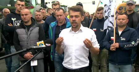 Kolejny dzień protestu rolników. Blokują skrzyżowanie dwóch dróg krajowych i trasy S8
