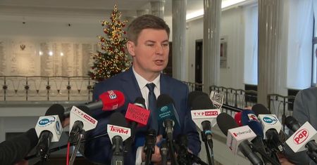 J. Grabiec: Rząd PiS sprzedał darmowe certyfikaty do emisji CO2. Miliardy przejedzono zamiast wydać je na energetykę odnawialną