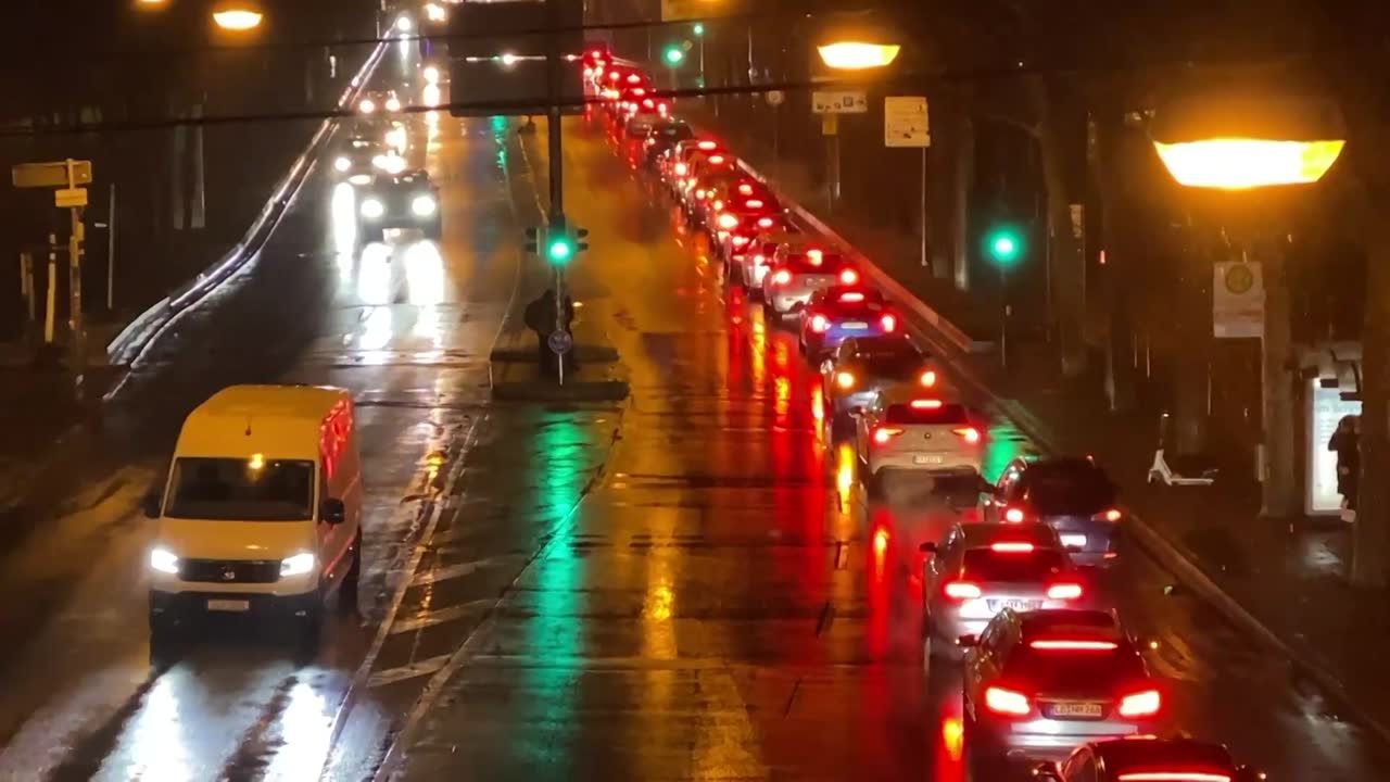 Samochodowy protest przeciwników obostrzeń w Stuttgarcie