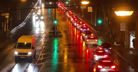 Samochodowy protest przeciwników obostrzeń w Stuttgarcie