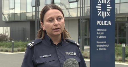 Zignorowała “zygzak” i potrąciła pasażera zmierzającego z tramwaju na chodnik. Policja ujawnia film z wypadku i ostrzega