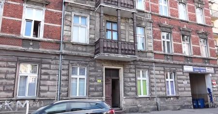 “Nie wezwała pogotowia, by ukryć ślady obrażeń”. Rodzice aresztowani po śmierci 6-tygodniowego dziecka w Grudziądzu
