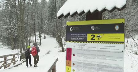 W Tatrach śnieg i zagrożenie lawinowe. TOPR ostrzega turystów.