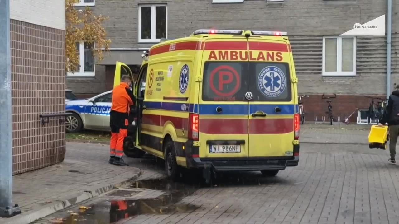 Wyskoczył z bloku, krwawił, krzyczał “ratunku”. Nie żyje, policja zatrzymała 33-latka