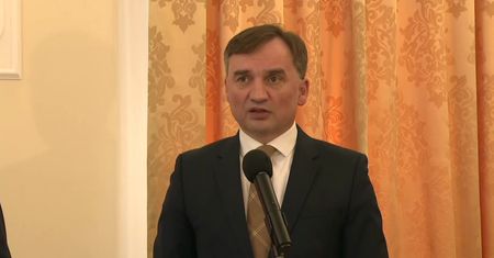 Ziobro: Godzenie się na kamienie milowe to godzenie się na kamienie u szyi gospodarki i interesów