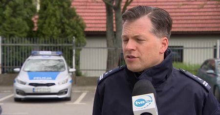 Z torby na dachu auta jadącego ulicami Krakowa sypały się banknoty. Policja apeluje o ich zwrot