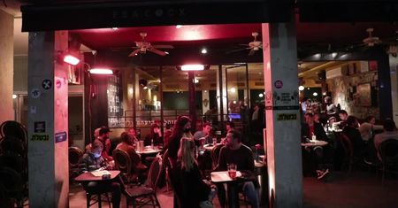 W Izraelu ponownie otwarto bary i restauracje.