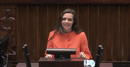“Nie będzie Kaczyński pluł nam w twarz. Tak nam dopomóż Tusk”. K. Jachira zaproponowała nowe słowa “Roty”