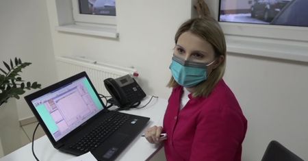 Kolejka przed przychodnią i urywające się telefony. Początek zapisów na szczepienia w Bolesławcu