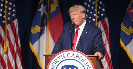 D. Trump krytykuje głównego wirusologa USA i domaga się 10 bilionów dol. odszkodowania od Chin za pandemię