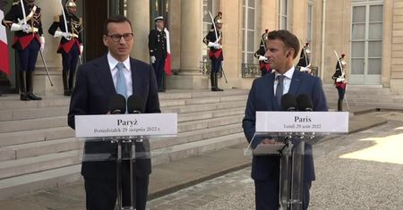 “Rosja atakując Ukrainę wywołała kryzys o monstrualnych rozmiarach”. Premier w Paryżu