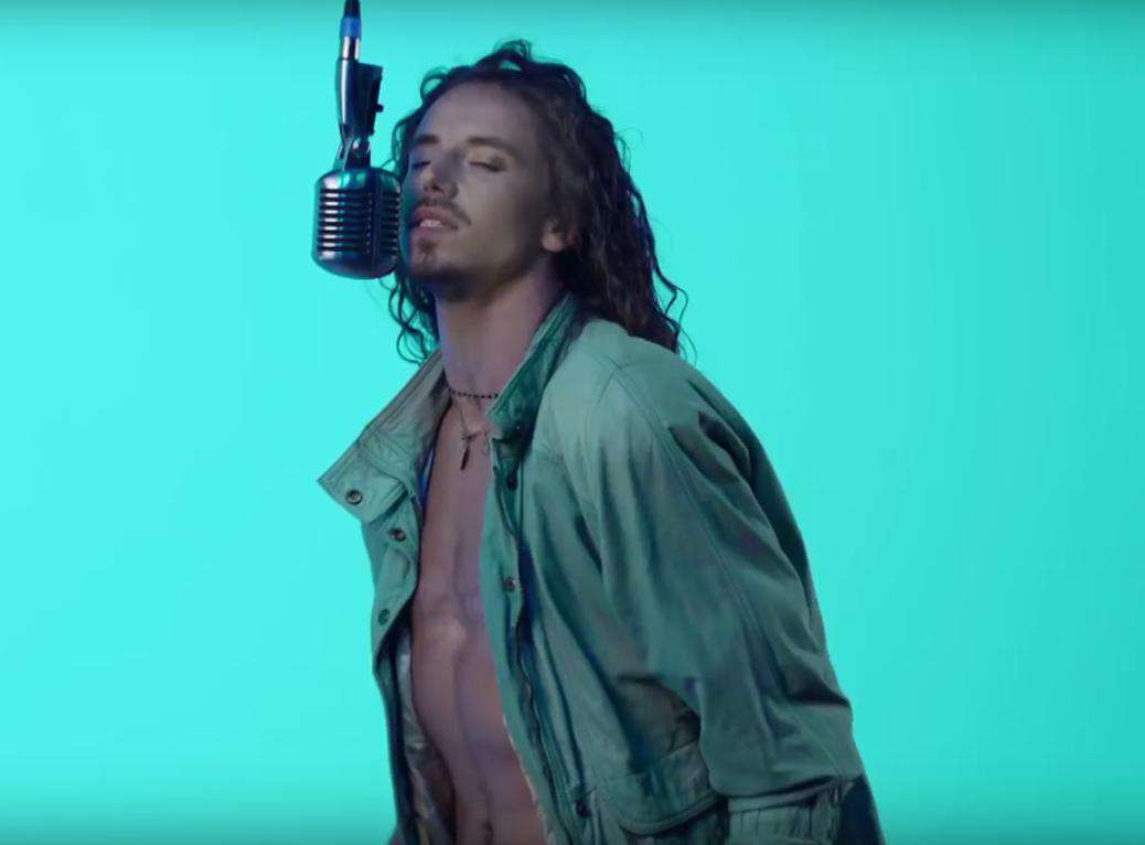 Michał Szpak bez koszulki w teledysku King Of The Season
