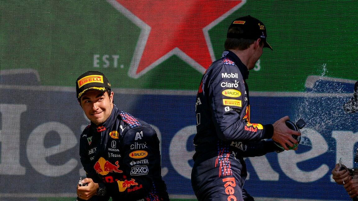 Sergio Perez (po lewej) i Max Verstappen