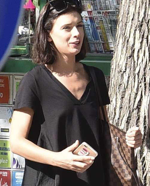 Klaudia Halejcio z partnerem na spacerze