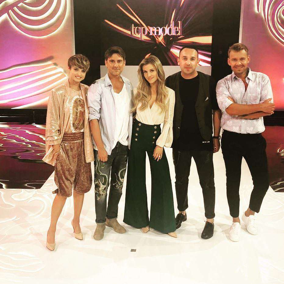 Ksiądz Paweł Krężołek i Joanna Krupa na planie Top Model